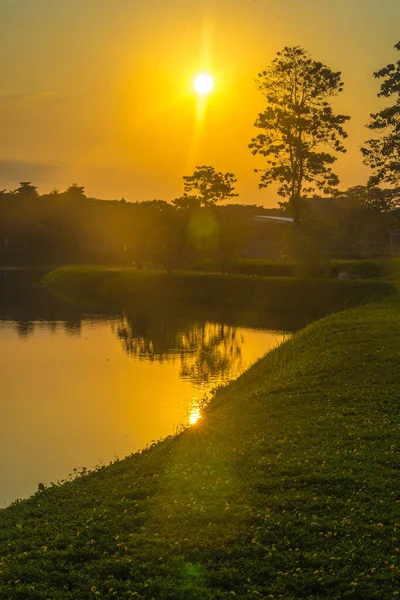 インドネシアのスマラン州ミジェンにあるBsb湖での美しい日の出 自然と風景写真 — ストック写真