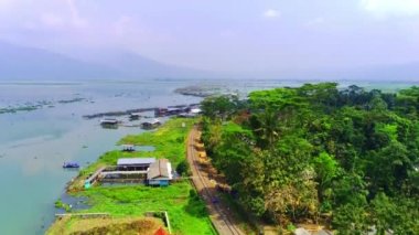 Ambarawa şehrinin hava manzarası, Central Java, Endonezya yeşil çeltik tarlaları ve eski model trenin geçişi. Drone Görüntüsü.