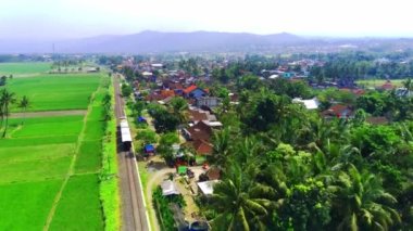 Ambarawa şehrinin hava manzarası, Central Java, Endonezya yeşil çeltik tarlaları ve eski model trenin geçişi. Drone Görüntüsü.