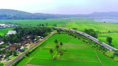 Ambarawa, Semarang ve Endonezya 'daki çeltik tarlaları ve demiryolları üzerinde hava görüntüleri. İnsansız hava aracı görüntüleri.