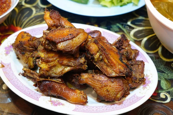Pollos Fritos Tradicionales Indonesios Servidos Plato Blanco Fotografía Alimentos —  Fotos de Stock