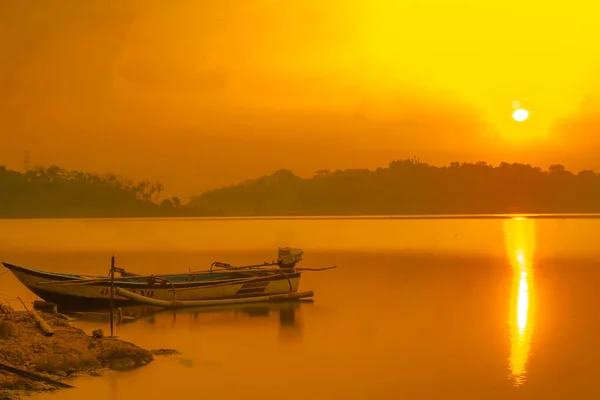 Barco Tradicional Atracado Lago Calmo Tranquilo Durante Nascer Sol Jatibarang — Fotografia de Stock