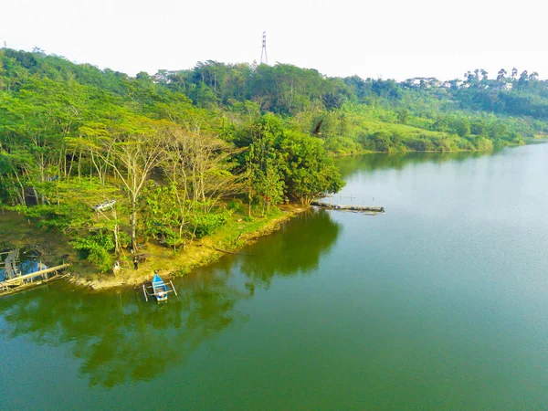 Luftaufnahmen Eines Plätschernden Sees Mit Üppig Grünen Bäumen Pflanzen Und — Stockfoto