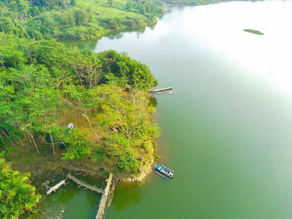 Rekaman Udara Dari Danau Beriak Dengan Pohon Hijau Yang Subur — Stok Foto