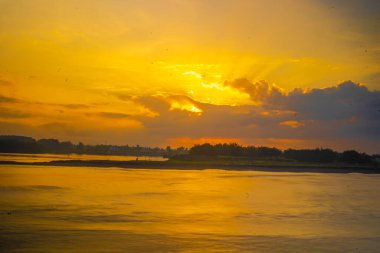 Glagah Sahili 'nde Gündoğumu, Kulonprogo, Endonezya. Doğa uzun pozlu fotoğrafçılık.