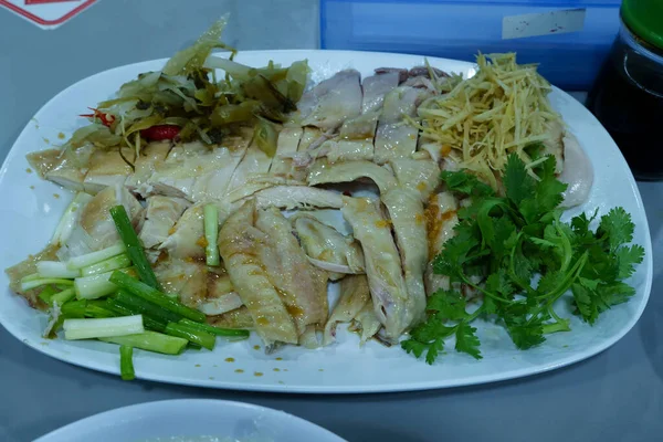 中華粥の伴奏として皿の上に提供されるハーブと鶏をゆでた インドネシアのジャカルタのレストランで販売 — ストック写真