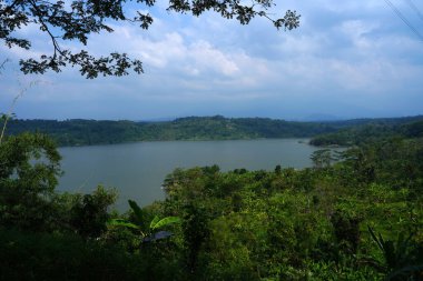 Semarang, Endonezya 'daki bir orman tepesinden waduk jatibarang veya jatibarang barajı manzarası. Doğa Fotoğrafçılığı.