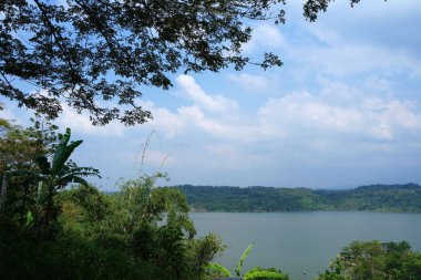 Semarang, Endonezya 'daki bir orman tepesinden waduk jatibarang veya jatibarang barajı manzarası. Doğa Fotoğrafçılığı.