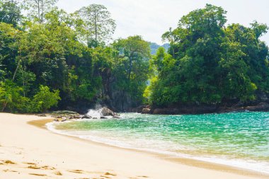 Teluk Ijo ya da Green Bay adlı güzel sahil Banyuwangi, Doğu Java, Endonezya 'da yer almaktadır. Seyahat Fotoğrafçılığı.