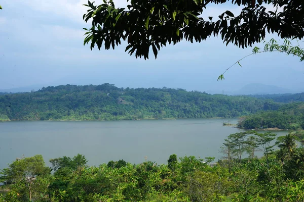 Uma Vista Waduk Jatibarang Barragem Jatibarang Uma Colina Florestal Semarang — Fotografia de Stock