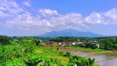 Ngaliyan, Semarang, Central Java 'daki Merbabu Dağı' nın arka planına sahip yerleşim alanının hava görüntüleri.