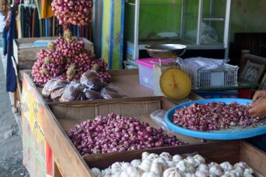 Shallots, Endonezya, Kulonprogo 'daki Glagah plajında sokak satıcılarında satılıyor. Sokak fotoğrafı..