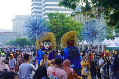 11 Haziran 2023 Ondel Ondel veya Betawi veya Batavia 'nın dev kuklası Jakarta Otomobilsiz Günü sırasında bir karnavalda. Sokak Fotoğrafçılığı.