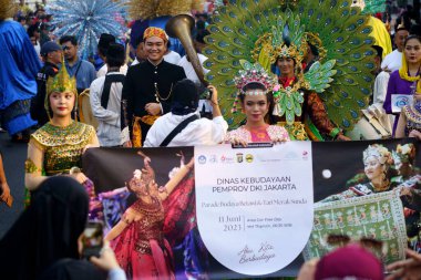11 Haziran 2023. Jakarta Otomobilsiz Günü 'nde Endonezya' nın geleneksel kıyafetlerini giyen insanlar. Sokak Fotoğrafçılığı.