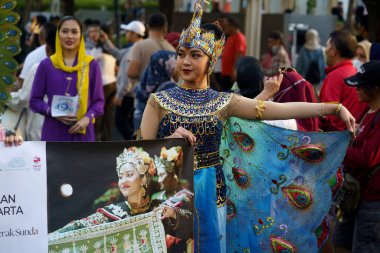 11 Haziran 2023. Jakarta Otomobilsiz Günü 'nde Endonezya' nın geleneksel kıyafetlerini giyen insanlar. Sokak Fotoğrafçılığı.