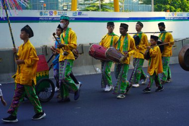 11 Haziran 2023. Jakarta Otomobilsiz Günü 'nde Endonezya' nın geleneksel kıyafetlerini giyen insanlar. Sokak Fotoğrafçılığı.