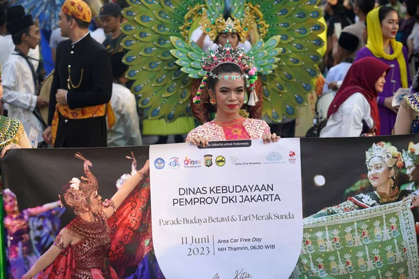 Június 2023 Emberek Viselnek Indonéz Hagyományos Ruhát Művészeti Karnevál Alatt — Stock Fotó