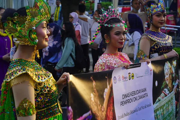 Június 2023 Emberek Viselnek Indonéz Hagyományos Ruhát Művészeti Karnevál Alatt — Stock Fotó