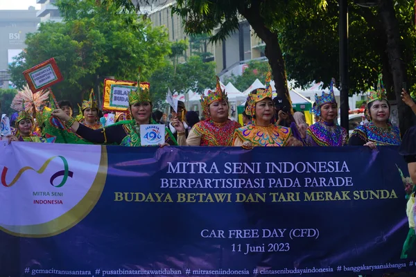 Junio 2023 Peop Vistiendo Ropa Tradicional Indonesia Carnaval Arte Durante —  Fotos de Stock