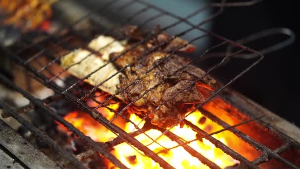 Nahaufnahme Des Grillvorgangs Auf Großformatigen Rinderrippen Traditionellen Holzkohlefeuer Appetitliches Indonesisches — Stockvideo