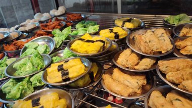 Endonezya 'nın Surabaya kentindeki restoranda satışa sunulan çeşitli çukurlar. Gıda Fotoğrafçılığı