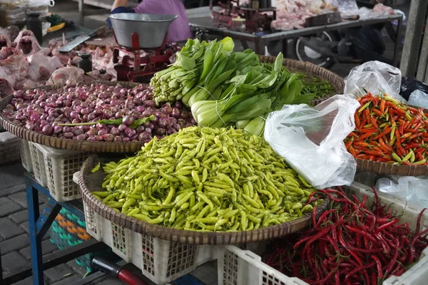 인도네시아 시장에서 판매되는 플라스틱 쟁반에 야채들 — 스톡 사진