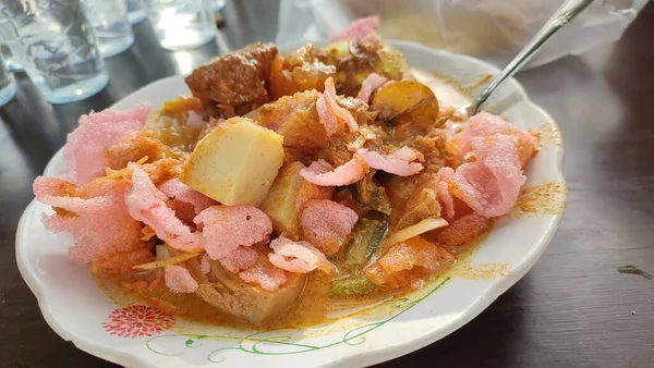 Lontong Sayur Padang Lub Padangnese Ciasto Ryżowe Pikantna Zupa Serwowana — Zdjęcie stockowe