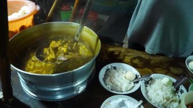 Surabaya, Endonezya 'daki geleneksel sokak yemeklerinde Madura ya da Madura sığır eti çorbası pirinç ve haşlanmış yumurta ile servis edilecek..