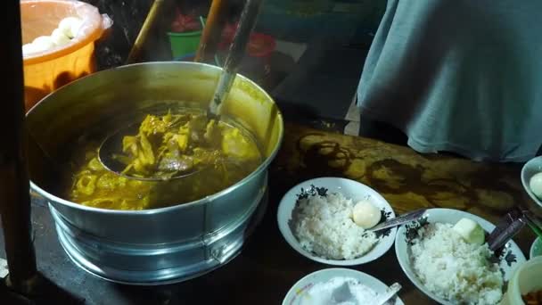 インドネシアのスラバヤにある伝統的な屋台では ソトダギング マドゥラやマドゥラ牛のスープをご飯とゆで卵で提供します — ストック動画