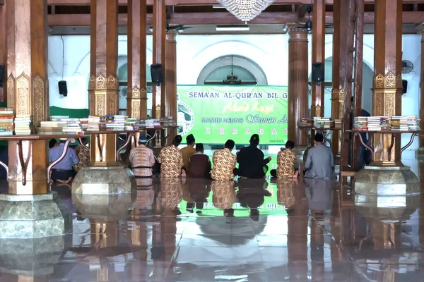2023年7月8日 在印度尼西亚苏拉巴亚的Mesjid Sunan Ample或Sunan Ample清真寺内祈祷 古兰经 — 图库照片