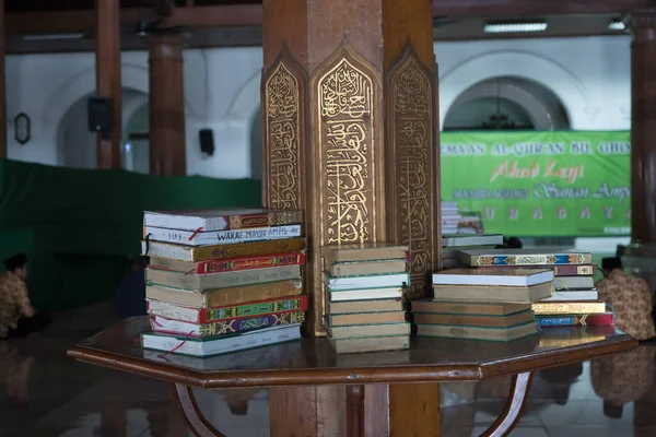 Июля 2023 Года Люди Молятся Читают Аль Коран Болтают Спят — стоковое фото