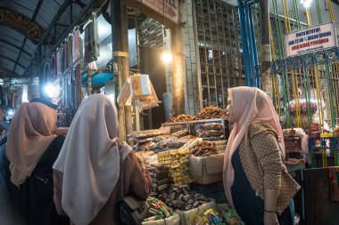 8 Temmuz. Pazardaki insanlar Mesjid Sunan Ample veya Endonezya 'nın Surabaya kentindeki Sunan Ample Camii yakınlarında çeşitli nohut ve hurma satıyorlar. Sokak Fotoğrafçılığı.