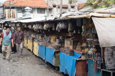 8 Temmuz. Pazardaki insanlar Mesjid Sunan Ample veya Endonezya 'nın Surabaya kentindeki Sunan Ample Camii yakınlarında çeşitli nohut ve hurma satıyorlar. Sokak Fotoğrafçılığı.