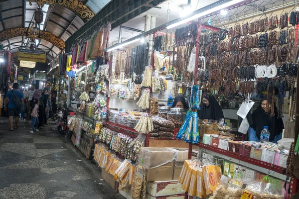 7月8日 市場では インドネシアのスラバヤにあるMesjid Sunan AmpleやSunan Ample Mosqueの近くで 日付や各種ひよこ豆を販売しています ストリートフォト — ストック写真
