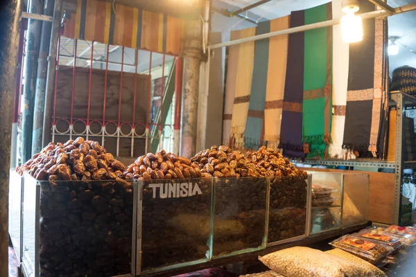 7月8日在印度尼西亚苏拉巴亚Mesjid Sunan Ample或Sunan Ample清真寺附近 市场上出售日期和各类鹰嘴豆的人 街头摄影 — 图库照片