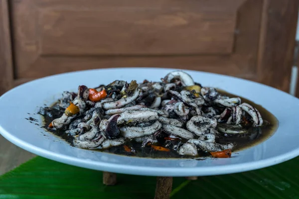 Delicioso Plato Indonesio Que Consiste Calamares Picantes Fritos Salsa Tinta —  Fotos de Stock