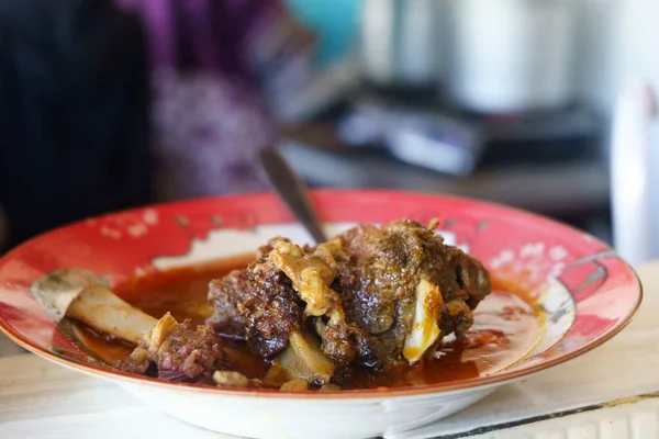 Gule Balungan Kambing Maduraは 香り高く風味豊かなカレーに煮込まれた成熟したスタイルのヤギの肋骨をスープのように煮込んだインドネシア料理です 食写真 — ストック写真