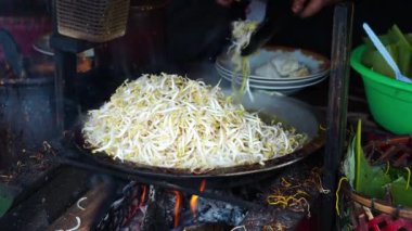 14 Temmuz 2023. Bogor West Java, Endonezya. Toge goreng ya da kızarmış fasulye filizi toge olarak bilinen popüler bir Endonezya sokak yiyeceğidir. Lahana, havuç, tofu ve bazen karides veya tavuk gibi diğer malzemelerle birleştirilmiştir..