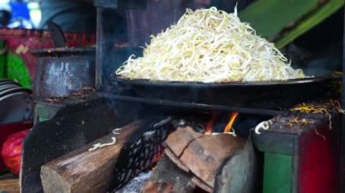 14 Temmuz 2023. Bogor West Java, Endonezya. Toge goreng ya da kızarmış fasulye filizi toge olarak bilinen popüler bir Endonezya sokak yiyeceğidir. Lahana, havuç, tofu ve bazen karides veya tavuk gibi diğer malzemelerle birleştirilmiştir..