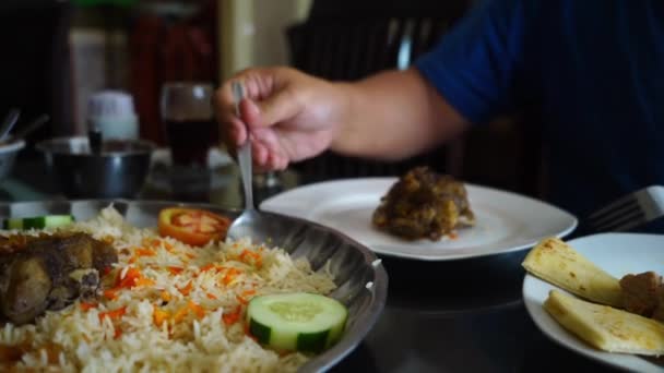 Yemek Için Nasi Mandhi Seçen Yakın Çekim Elleri Lezzetli Yemeği — Stok video