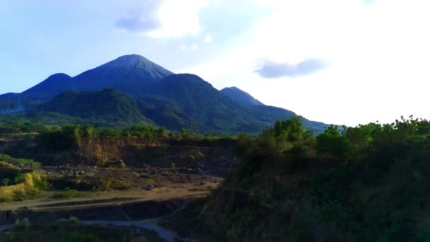 在印度尼西亚东爪哇莫约卡省Ranu Manduro 一架无人驾驶飞机在一个废弃的矿山上空滑行 捕捉到了令人毛骨悚然的自然美景 修复人造建筑 — 图库视频影像
