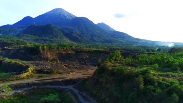 在印度尼西亚东爪哇莫约卡省Ranu Manduro 一架无人驾驶飞机在一个废弃的矿山上空滑行 捕捉到了令人毛骨悚然的自然美景 修复人造建筑 — 图库视频影像