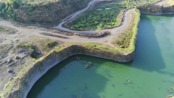 放棄された鉱山の上を空中ドローンが滑り マンデューロ モホケルト 東ジャワ州 インドネシアの人工構造物を再現した自然の不気味な美しさを捉えます — ストック動画
