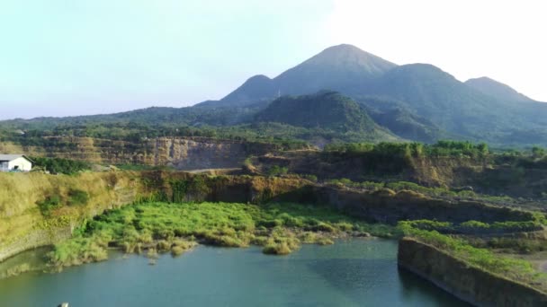 放棄された鉱山の上を空中ドローンが滑り マンデューロ モホケルト 東ジャワ州 インドネシアの人工構造物を再現した自然の不気味な美しさを捉えます — ストック動画