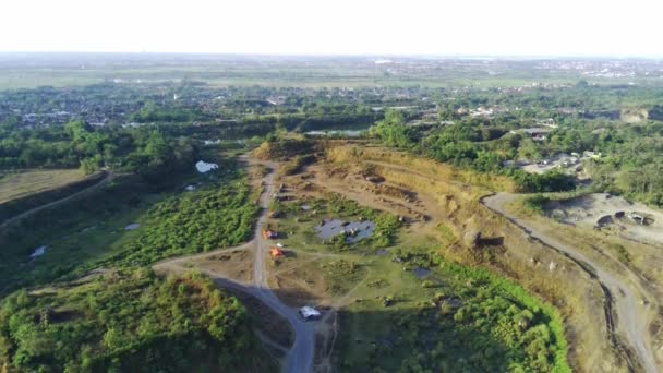 Drone Aéreo Desliza Sobre Una Mina Abandonada Capturando Belleza Misteriosa — Vídeos de Stock
