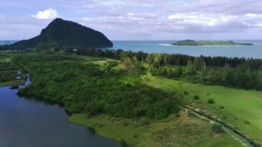 Endonezya 'nın Aceh Jaya kasabasında Babah Ie köyünde çam ağaçları olan güzel savana, gölet ve güzel plaj manzarası. Doğal insansız hava aracı görüntüleri.