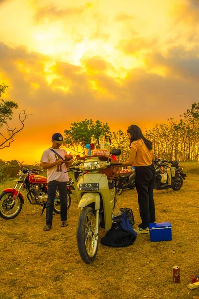 2023年8月8日印度尼西亚 苏拉巴亚 Barista骑自行车在日落时分在山林里卖饮料街头摄影 — 图库照片