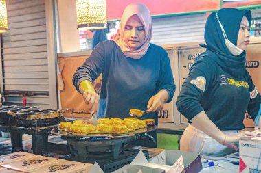 10 Ağustos 2023. Malang, Doğu Java, Endonezya 'da Oro Oro Dowo adlı geleneksel pazardaki faaliyetler. Spesiyaller pasta, içecek ve diğerleri gibi geleneksel gıdalar. Sokak Fotoğrafçılığı.