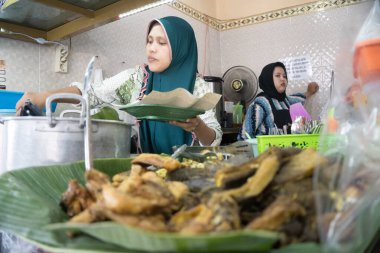 10 Ağustos 2023. Malang, Doğu Java, Endonezya 'da Oro Oro Dowo adlı geleneksel pazardaki faaliyetler. Spesiyaller pasta, içecek ve diğerleri gibi geleneksel gıdalar. Sokak Fotoğrafçılığı.