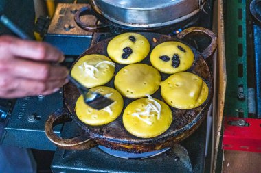 Bu lezzetli tatlar zengin lezzet ve dokuların birleşimi. Çıtır çıtır bir dış katman yumuşak ve hoşgörülü bir merkezi kucaklıyor. Yerel mirasın sembolü olarak, bu kekler Malang 'ın aşçılık geleneğinin özünü kapsıyor.